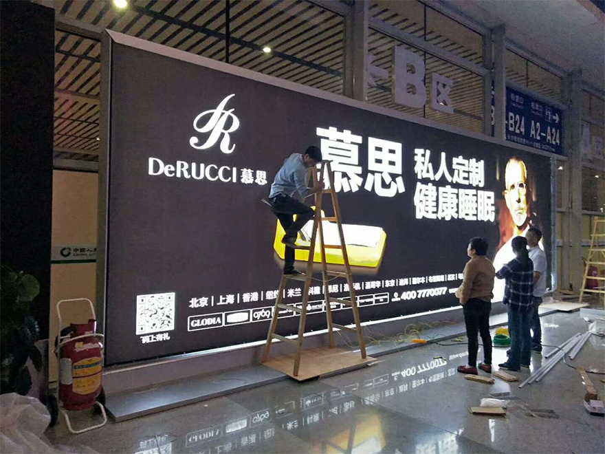 西安北站墙广告灯箱