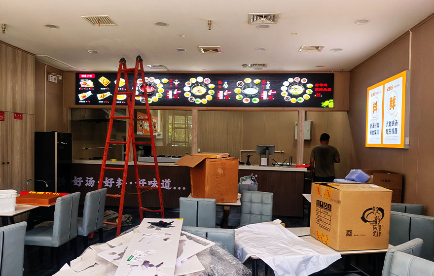 云贵天过桥米线空港新城店加盟店广告施工